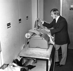 Lind tutkii sähkösanomaa vuonna 1975.
