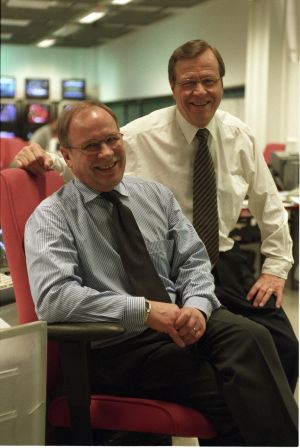 TV-uutisten juontajat Arvi Lind ja Kari Toivonen vuonna 2003.
