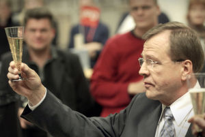 Viimeinen uutislähetys on ohi. Arvi Lind kiittää työtovereitaan kuluneista vuosista nostamalla Pommac-lasinsa.