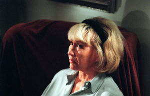 Anja (Eeva Litmanen) ennustajan luona (1999).