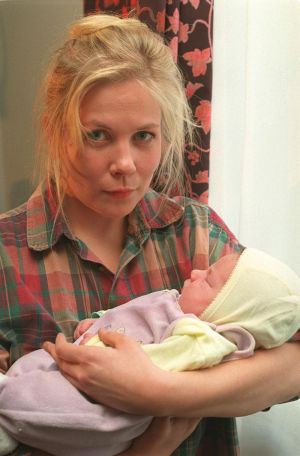 Laura Mäkimaa (Pirjo Moilanen) vauvan kanssa (1995).