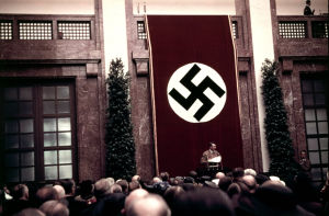 Hitler puhuu Haus der Kunst -taidemuseon edessä Münchenissä vuonna 1938. Hitler puhuu Münchenissä vuonna 1938.