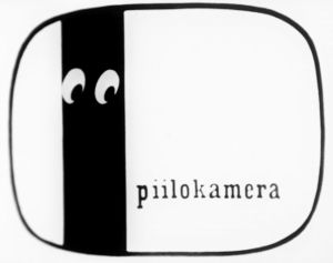Piilokamera-ohjelman tunnus (1963). Piilokamera-ohjelman tunnusgrafiikka (sijoitettu mustalle taustalle)