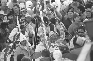 Hiihdon MM-kilpailut 1989 Lahdessa. Miesten 15 km:n hiihto perinteisellä tyylillä, voittaja Harri Kirvesniemi maalissa väkijoukon keskellä.
