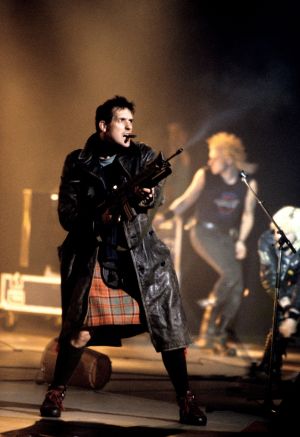 KLF-yhtyeen Bill Drummond esiintyy Brit Awards 1992 -gaalassa. KLF-yhtyeen Bill Drummond esiintyy Brit Awards 1992 -gaalassa.