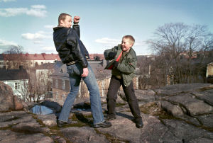Jamppa (Petteri Summanen) ja Kusti (Mikko Alanko) ovat veljeksiä Haaveiden kehässä. Mies ja poika nyrkkeilevät kalliolla.