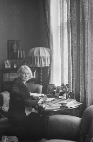 Kirjailija Anni Swan kotonaan elokuussa 1933
