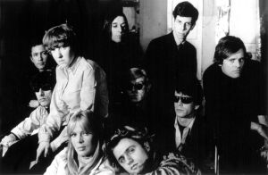 The Velvet Underground 1966: Andy Warhol keskellä, Nico alhaalla vasemmalla, Paul Morrisey oikealla ja Gerard Melanga alhaalla oikealla.