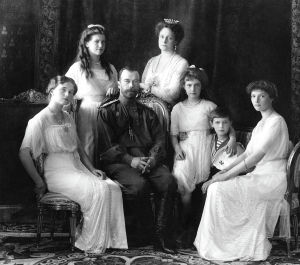 Rysslands siste tsar Nikolaj II var småkusin med Benita Nordgrens mormor. Barnen var fyrmänningar med Benita Nordgrens mamma. En bild på den sista tsarfamiljen