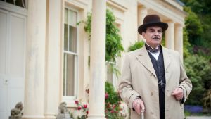 Hercule Poirot (David Suchet) David Suchet Hercule Poirottina "Dead Man's Folly" -ohjelmassa.