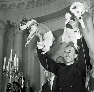 Strelka ja Belka Oleg Gazenko esittelee Belka ja Strelka -avaruuskoiria