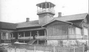 Engelsby Nedergård byggdes antagligen på 1850-talet, under den ryska tiden. Tornet revs i samband med att huset gjordes om till läkarmottagning. 1 kimito nedergård