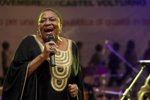 Miriam Makeba på konsertestraden i Italien 2008, ett framträdande som blev hennes sista. Miriam Makeba sjunger i mikrofon.