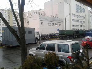 Säkerhetspolisen samlad inför sin aktion att stoppa dagens demonstration i Minsk. Vitryska säkerhetspoliser har samlats på andra sidan gatan i väntan på att stoppa demonstranter