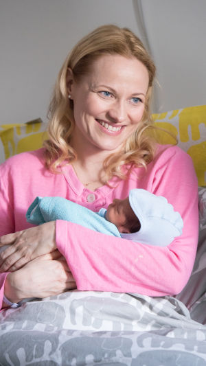 Minnalla sylissään vastasyntynyt vauva.