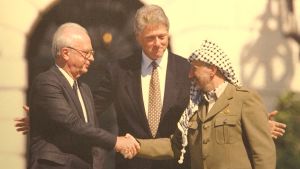 Jitzhak Rabin, Bill Clinton ja Jasser Arafat Washingtonissa 1993. Jitzhak Rabin, Bill Clinton ja Jasser Arafat Washingtonissa 1993.