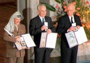 Jasser Arafat, Shimon Perez ja Jitzhak Rabin saivat Nobelin rauhanpalkinnon vuonna 1994.