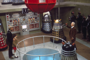 Tohtori (Peter Cushing) ja Dalekit elokuvassa Doctor Who ja Dalekien invaasio (1966) DOCTOR WHO JA DALEKIEN INVAASIO -elokuvasta