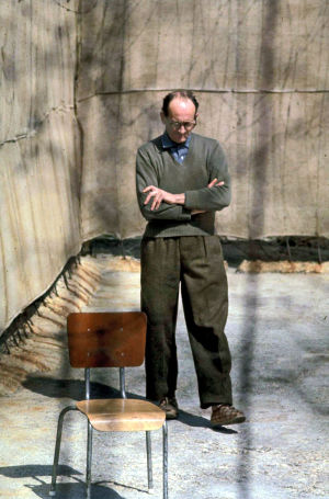 Adolf Eichmann vankilassa Israelissa vuonna 1961 Adolf Eichmann vankilassa Israelissa vuonna 1961