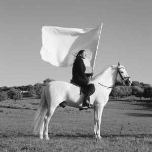 Marina Abramović, The Hero, 2001 Marina Abramovićin performanssikuva vuodelta 2001.