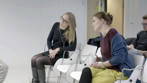 Maiju Suomi ja Jenni Reuter Aalto-yliopiston opetustilanteessa Otaniemessä. Maiju Suomi ja Jenni Reuter opetustilanteessa Aalto-yliopistolla.