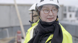 Pia Ilonen Vihreistä vihrein -talon työmaalla Helsingin Jätkäsaaressa. Pia Ilonen Vihreistä vihrein -rakennuksen työmaalla Helsingin Jätkäsaaressa.