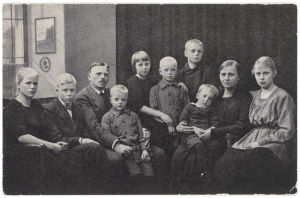 Riksdagsmannen Vilho Reima tillsammans med sin familj. Riksdagsmannen Vilho Reima tillsammans med sin familj.