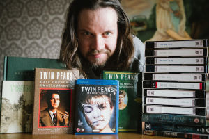 Sami Sänpäkkilän Twin Peaks -kokoelma. Muusikko-ohjaaja Sami Sänpäkkilä Twin Peaks -kokoelmansa kanssa.