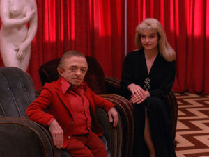 Näyttelijät Michael J. Anderson ja Sheryl Lee Twin Peaksin "odotushuoneessa". Twin Peaks -sarjan näyttelijät Michael J. Anderson ja Sheryl Lee.