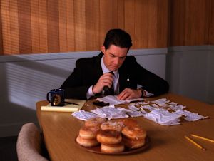 Twin Peaksissä syödään koko ajan, yleensä donitseja. Twin Peaks -sarjan agentti Cooper ja kasa donitseja.