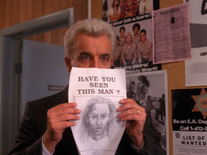 Leland Palmer sekä Bobia esittävä etsintäkuulutus. Twin Peaks -sarjan Leland Palmer.