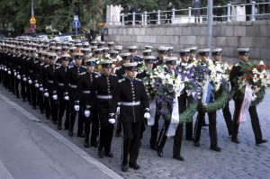 Urho Kekkosen hautajaiset. Kadetit marssivat hautajaissaattueessa Senaatintorille.