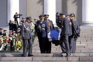 Urho Kekkosen hautajaiset. Kenraalit kantavat Kekkosen arkun Suurkirkon portaita alas siunaustilaisuuden päätyttyä.
