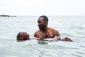 Mahershala Ali ja Alex Hibbert Moonlight-elokuvassa Mahershala Ali ja Alex Hibbert Moonlight-elokuvassa