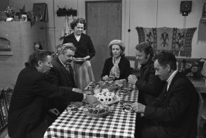 Rintamäkeläisissä kahviteltiin usein. Pöydän ääressä Antti Rintamäki (Veijo Pasanen), Lahtinen (Reino Kalliolahti), Leena Rintamäki (Sirkka Lehto), Helmi Honkonen (Eila Roine), Markkula (Kalevi Honkanen) ja Veikko Honkonen (Ahti Haljala) Rintamäkeläiset-sarjan näyttelijöitä: Veijo Pasanen (roolinimi Antti Rintamäki), Reino Kalliolahti (roolinimi Lahtinen), Sirkka Lehto (roolinimi Leena Rintamäki), Eila Roine (roolinimi Helmi Honkonen), Kalevi Honkanen (roolinimi Markkula) ja Ahti Haljala
