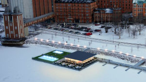 Så här såg alternativet "Allas" med simbassäng ut. Datorgrafik över ett förslag på en flytande terrasspaviljong i Inre hamen i Vasa.