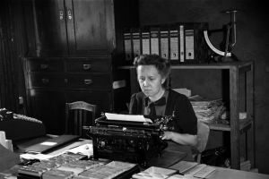 Kontorist på tryckeri år 1944. Sekreterare på tryckeri år 1944.