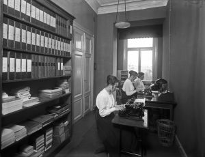 Maskinskriverskor på Weilin & Göös på 1920-talet. Sekreterare på Weilin & Göös år 1920.