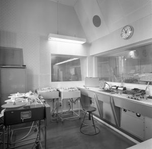 Uljas uusi maailma tehtiin vuonna 1955 valmistuneessa kuunnelmastudio Iirossa. Näkymä TY6:n tehostetarkkaamosta vuodelta 1974: Telefunken-äänipöytä, vasemmalla neljä Telefunkenin M5 magnetofonia ja oikealla kaksi EMT 930 -äänilevysoitinta. Ikkunoista näköyhteydet studioihin ja äänitarkkaamoon. Kuunnelmayksikkö eli studio Iiro, TY6:n tehostetarkkaamo. Telefunken äänipöytä, vasemmalla 4 Telefunken M5 magnetofoneja ja oikealla 2 EMT 930 äänilevysoitinta. Tehostetarkkaamon ikkunoista näköyhteydet studioihin ja äänitarkkaamoon.