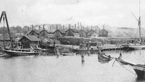 Gammal svartvit bild på hamnen i Dalsbruk 1917.