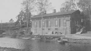 Gammal svartvit bild på byggnad i Dalsbruk 1917.