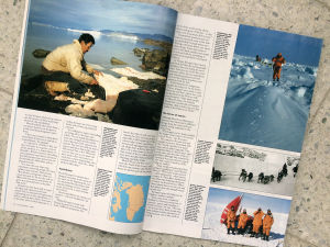 Penttis äventyr har också fått synas i olika tidningar. Bilder som Pentti tagit ute på en utfärd. Visas i en tidning. Bilderna visar män som skidar och poserar framför en pulka.