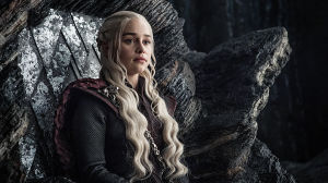 Daenerys ei ihan noin vain juttuja Valkeista Kulkijoista usko, vaikka itse onkin Lohikäärmeiden äiti. // Kuva: HBO