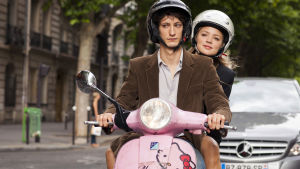 Balthazar (Pierre Niney) ja Alice (Virginie Efira) elokuvassa Väliäkö 20 vuotta Balthazar Apfel (Pierre Niney) ja Alice Lantins (Virginie Efira) elokuvassa Väliäkö 20 vuotta