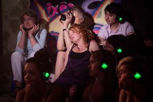 Rosie Lomas gör rollen som Vixen. Scen ur föreställningen "Vixen" med ensemblen Silent Opera.