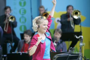 Satu Sopanenan ja UMO esiintyvät Olipa kerran orkesteri -konsertissa Tampereen Keskustorilla elokuussa 2005.