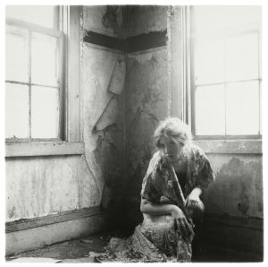 Francesca Woodman, nimetön, Providence, Rhode Island, 1975 - 78 Francesca Woodmanin teoskuvassa taiteilija on kyyristyneenä ikkunanurkkauksessa.