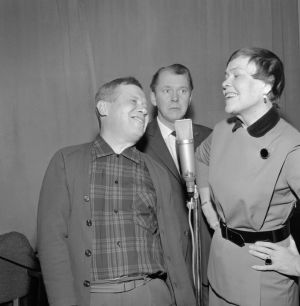 Näyttelijät Oke Tuuri, Kauko Helovirta ja Elsa Turakainen kuunnelmastudiossa v. 1967.