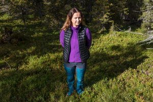 Katja Savilakso seisoo metsän keskellä.