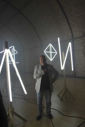 Christian Boltanski och konstverket "Signature" sommaren 2011. Christian Boltanski och konstverket Signatures.